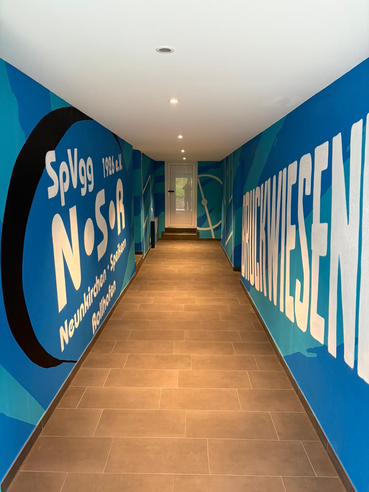 Geschafft! Die neuen Kabinen der SpVgg NSR erstrahlen in neuem Glanz